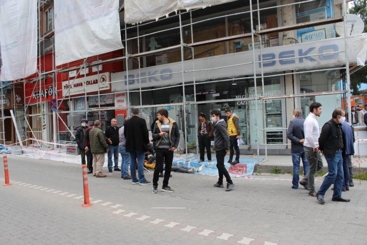 2. kattaki iskeleden d&uuml;şen iş&ccedil;i yaralandı