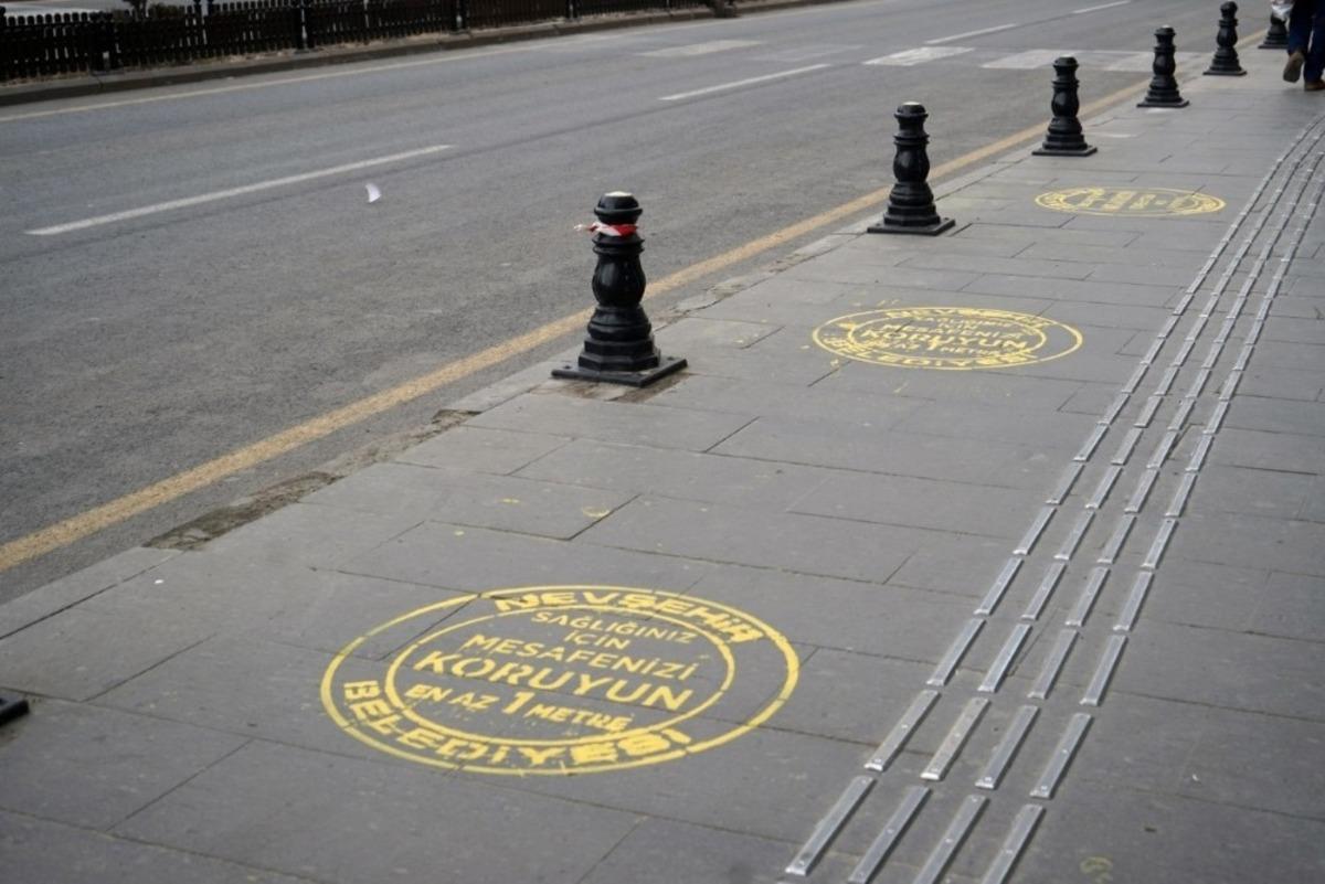 Nevşehir&rsquo;de kaldırım ve banka &ouml;nlerinde sosyal mesafe uyarısı