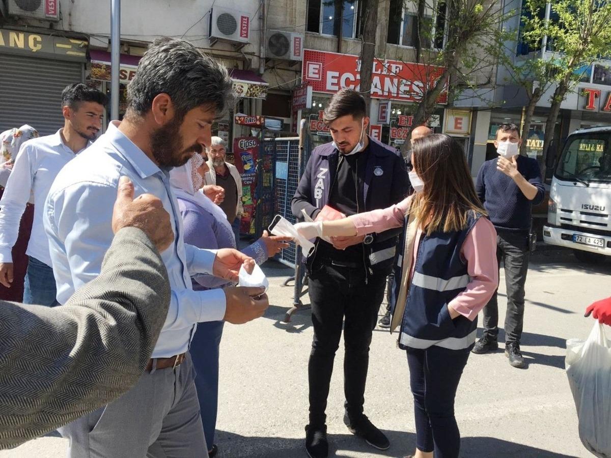 Silvan&rsquo;da &uuml;cretsiz maske dağıtımı devam ediyor