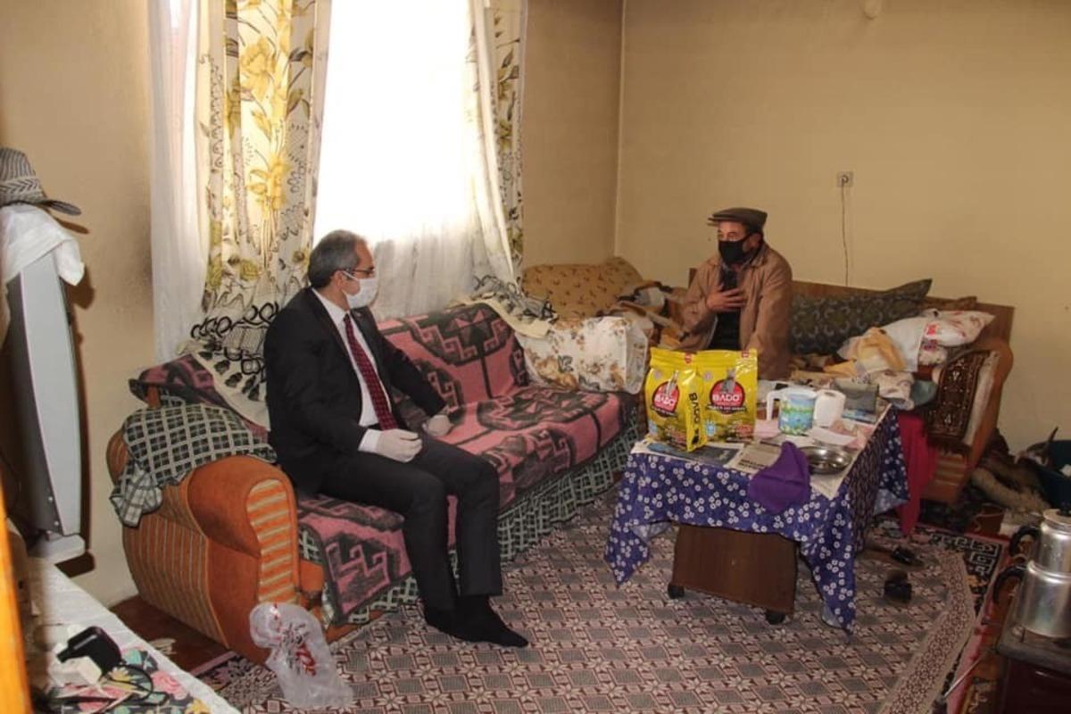Kaymakam Pişkin, evde canı sıkılan vatandaşa sohbete gitti