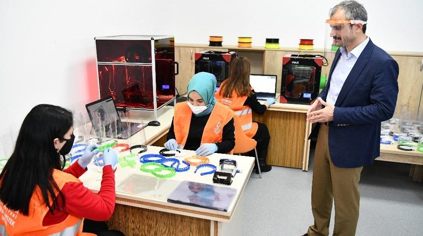 Belediye, sağlık&ccedil;ılara siperli maske &uuml;retiyor