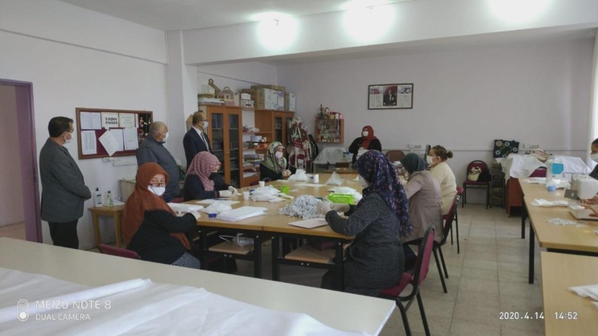 G&ouml;rdesli kadınlar g&ouml;n&uuml;ll&uuml; olarak maske &uuml;retiyor