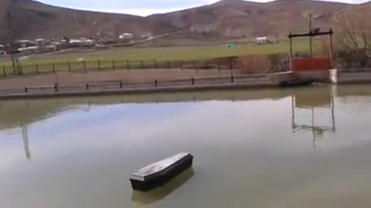 &Ccedil;oruh Nehri'nde korkutan g&ouml;r&uuml;nt&uuml;! Hemen sudan &ccedil;ıkarıldı