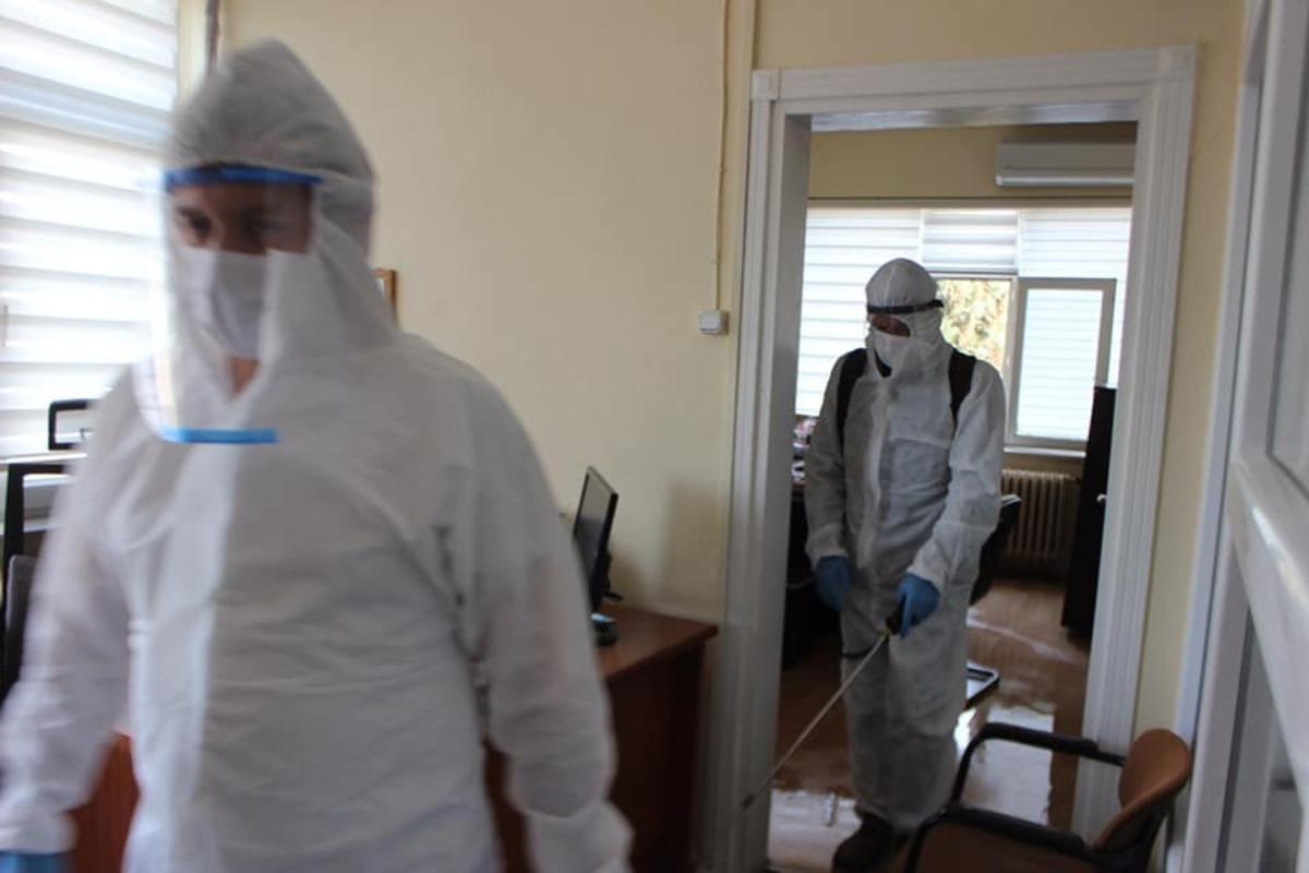 Maske ve bonenin ardından şimdi de ila&ccedil;lama tulumları &uuml;retiyorlar