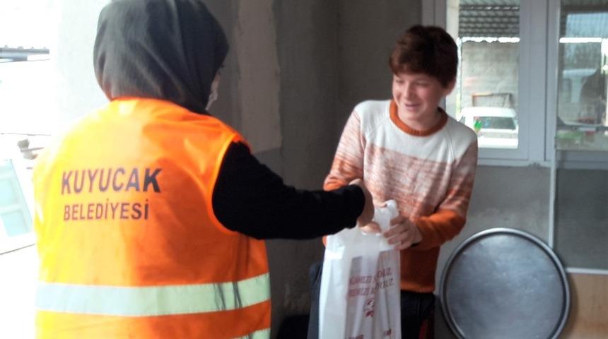 Kuyucak Belediyesi &ouml;ğrencinin test kitabı isteğini yerine getirdi