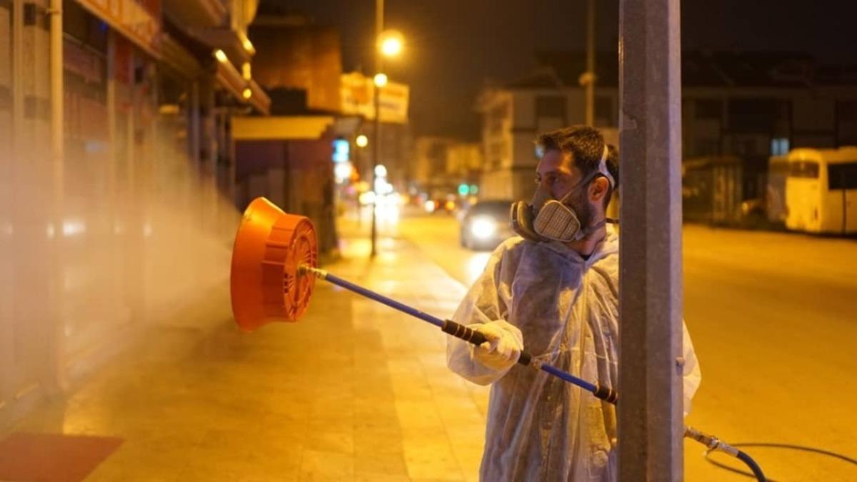 Gece-G&uuml;nd&uuml;z dezenfekte devam ediyor