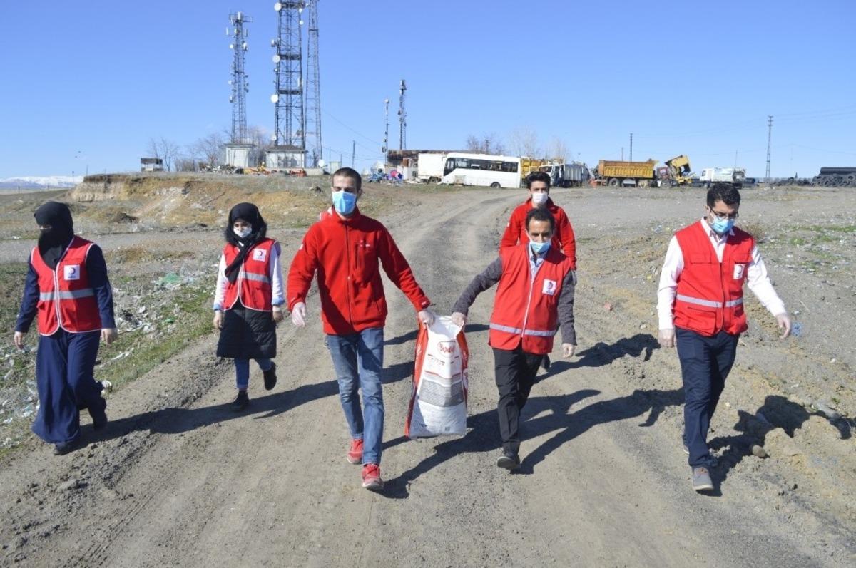 Gen&ccedil; Kızılay g&ouml;n&uuml;ll&uuml;leri, sokak hayvanlarını unutmadı