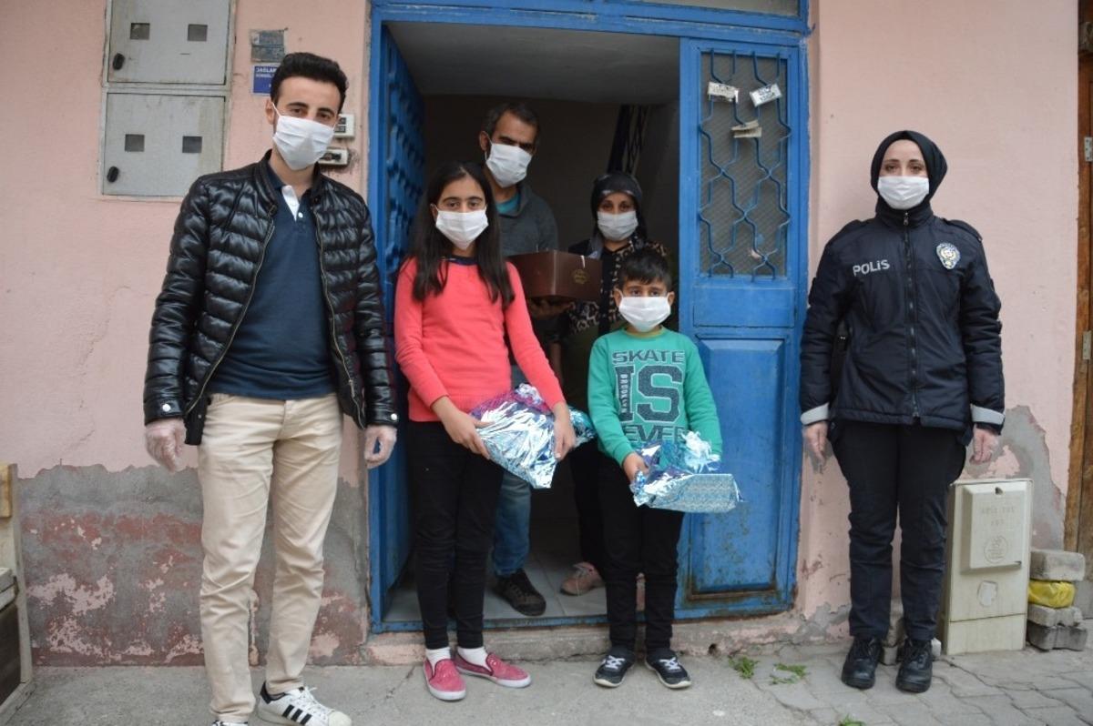 8 Yaşındaki Mehmet&rsquo;in doğum g&uuml;n&uuml;n&uuml; polisler kutladı