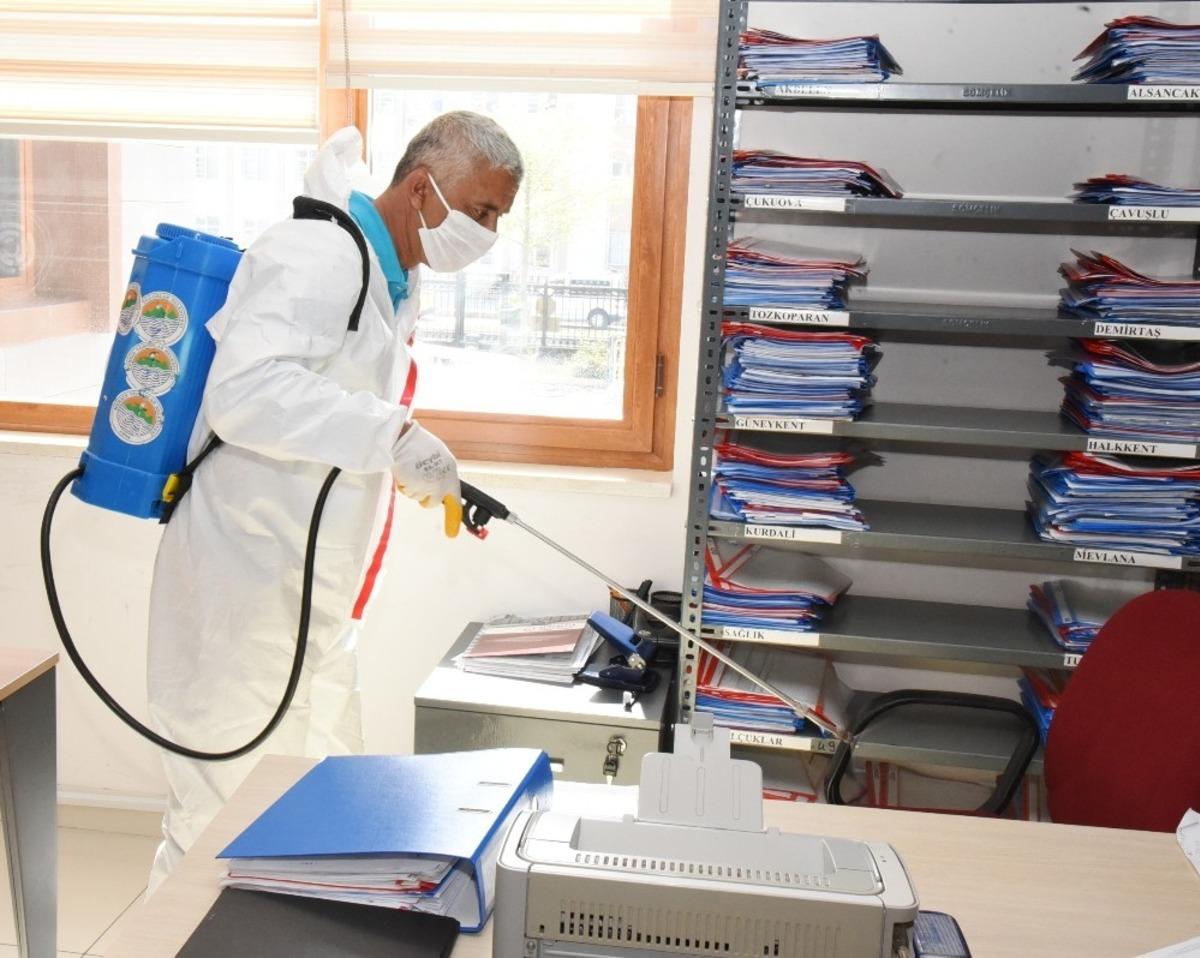 Toroslar Belediyesi ekipleri, kamu binalarını dezenfekte ediyor