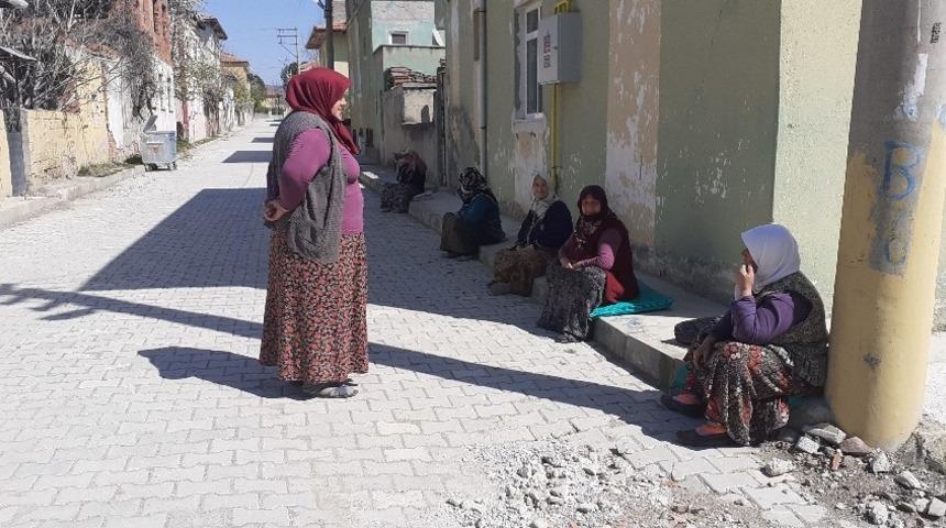 Sosyal mesafe kuralına uyarak sohbet ediyorlar