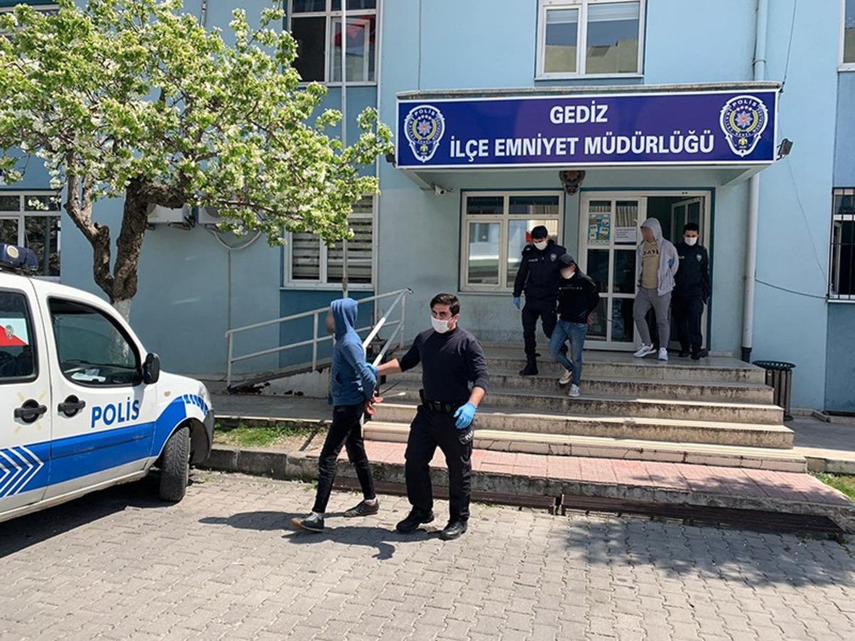 Gediz&rsquo;de oto teyp hırsızları yakalandı