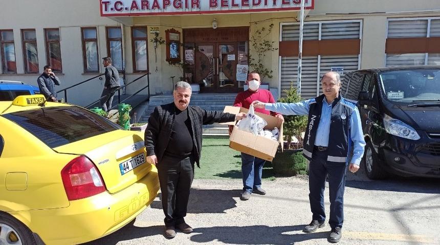 Arapgir&rsquo;de taksi şof&ouml;rlerine maske dağıtımı