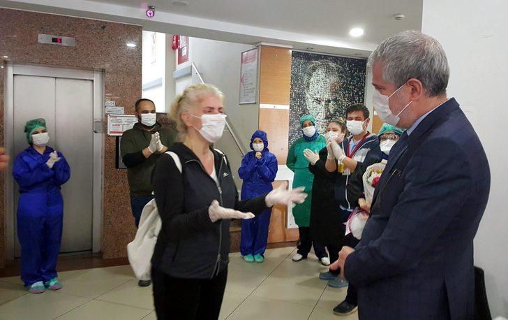 Koronavirüs tedavisi sonrası yüreklere dokunan anlar! 22 gün sonra eşine böyle sarıldı G1