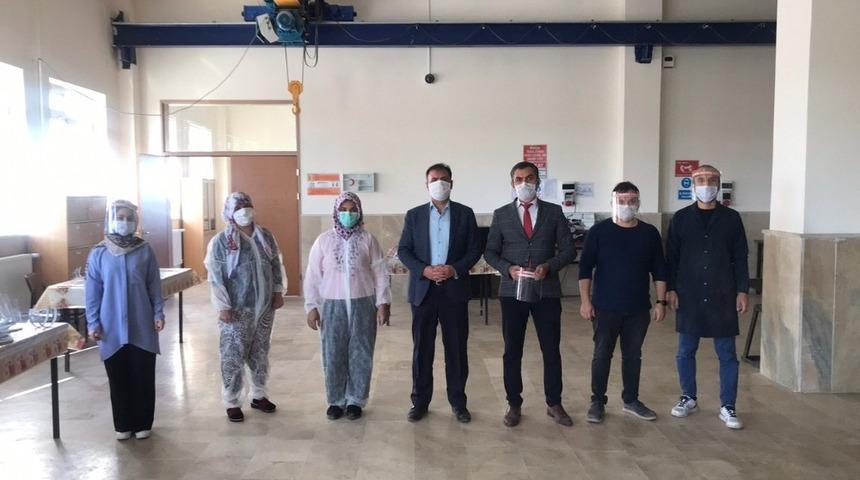 Kamu g&ouml;revlileri i&ccedil;in siper maske &uuml;retiyorlar