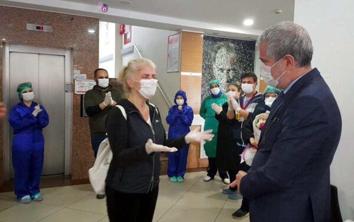 Koronavir&uuml;s tedavisi sonrası y&uuml;reklere dokunan anlar! 22 g&uuml;n sonra eşine b&ouml;yle sarıldı