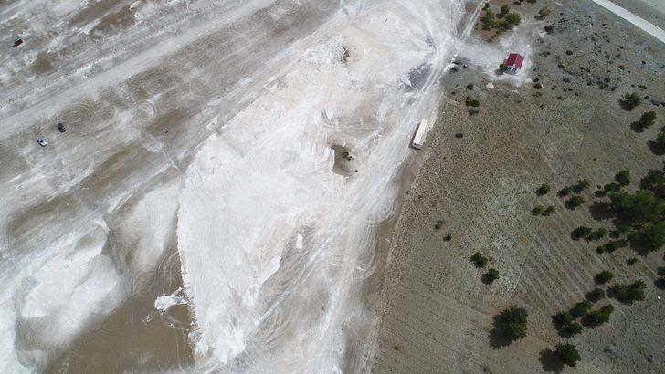 Salda Gölü'nde dikkat çeken görüntü! Tahribattan geriye derin çukur ve lastik izleri kaldı G1