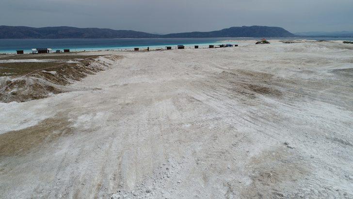 Salda Gölü'nde dikkat çeken görüntü! Tahribattan geriye derin çukur ve lastik izleri kaldı G2