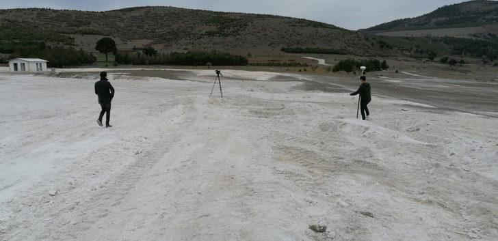 Salda Gölü'nde dikkat çeken görüntü! Tahribattan geriye derin çukur ve lastik izleri kaldı G3