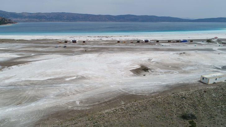 Salda Gölü'nde dikkat çeken görüntü! Tahribattan geriye derin çukur ve lastik izleri kaldı G4