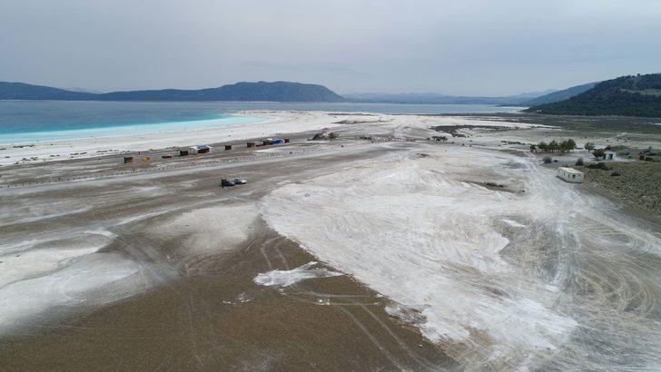 Salda Gölü'nde dikkat çeken görüntü! Tahribattan geriye derin çukur ve lastik izleri kaldı G5