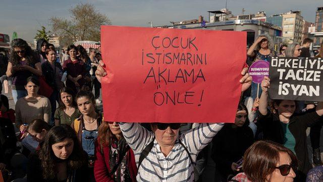 Tasarıya cinsel istismar suçlularının dahil edilmesine karşı çıkan kadın örgütleri protesto gösterileri düzenlemişti