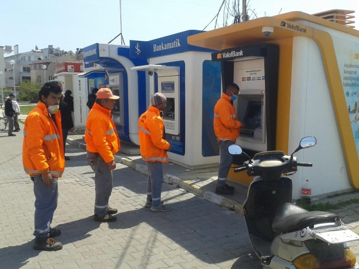 Yıllarca gecikmeli aldıkları maaşları artık 2 g&uuml;n &ouml;ncesinde hesaplarına yatıyor