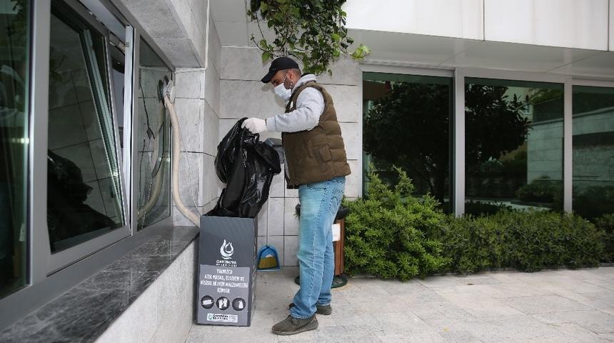 &Ccedil;ayırova&rsquo;da 160 noktaya atık maske ve eldiven kutusu