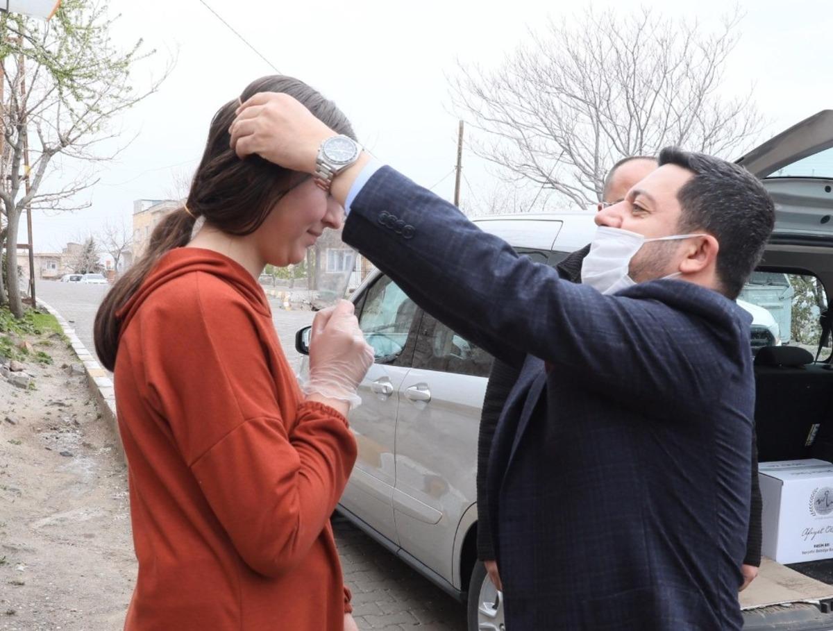 Belediye Başkanı Arı, vatandaşlara maske dağıttı