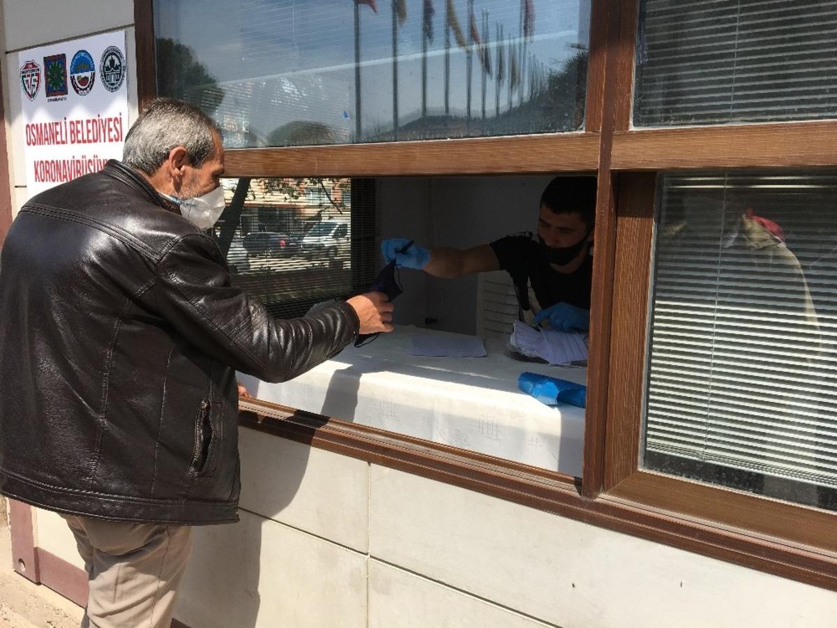 Osmaneli Belediyesi &uuml;rettiği maskeleri &uuml;cretsiz dağıtmaya devam ediyor