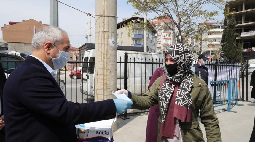 Başkan B&uuml;y&uuml;kg&ouml;z semt pazarında maske ve eldiven dağıttı