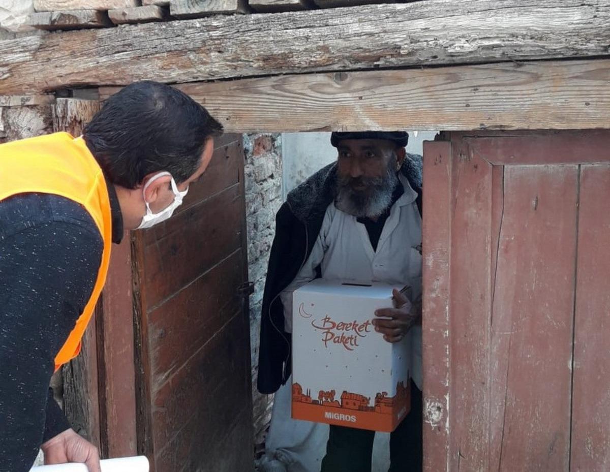 Kuşadası Kaymakamlığı gıda yardımlarını s&uuml;rd&uuml;r&uuml;yor