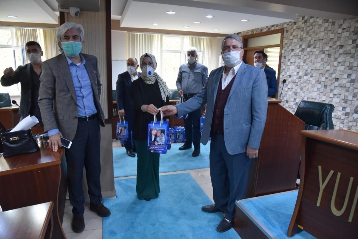 Yunusemre&rsquo;den muhtarlara maske dağıtımı