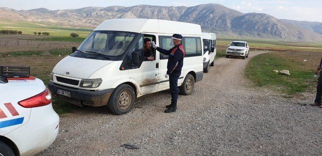 Şuhut’ta jandarma ekiplerinden araçlara korona virüs denetimi