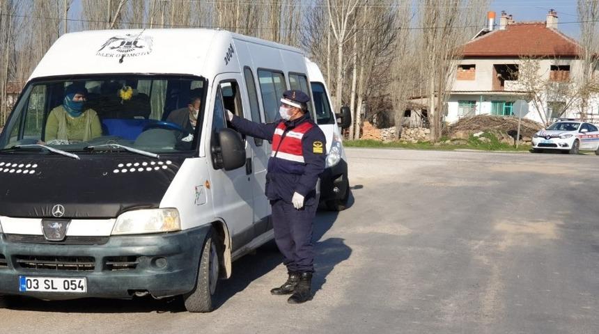 Şuhut&rsquo;ta jandarma ekiplerinden ara&ccedil;lara korona vir&uuml;s denetimi