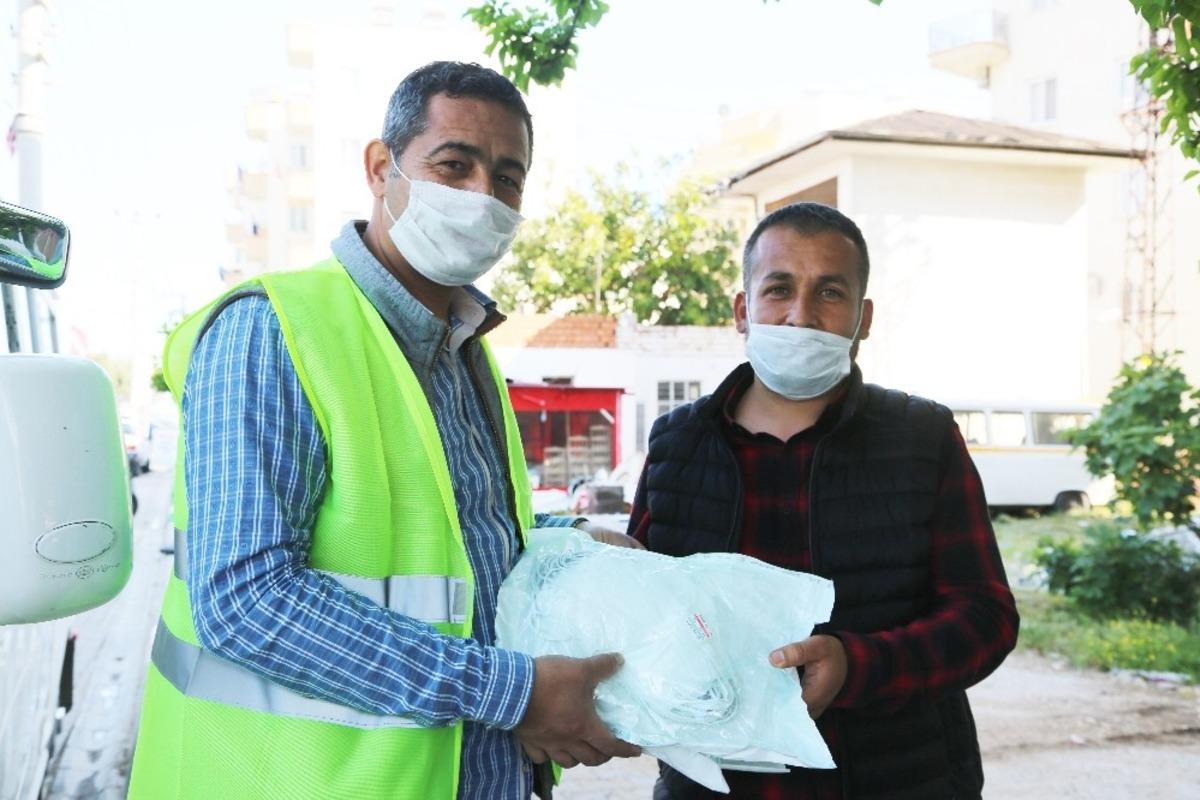 Erdemli Belediyesinden minib&uuml;s şof&ouml;rlerine maske desteği