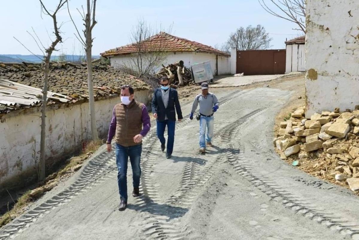 Başkan Y&uuml;ksel kırsal mahallelerdeki &ccedil;alışmaları yerinde inceledi