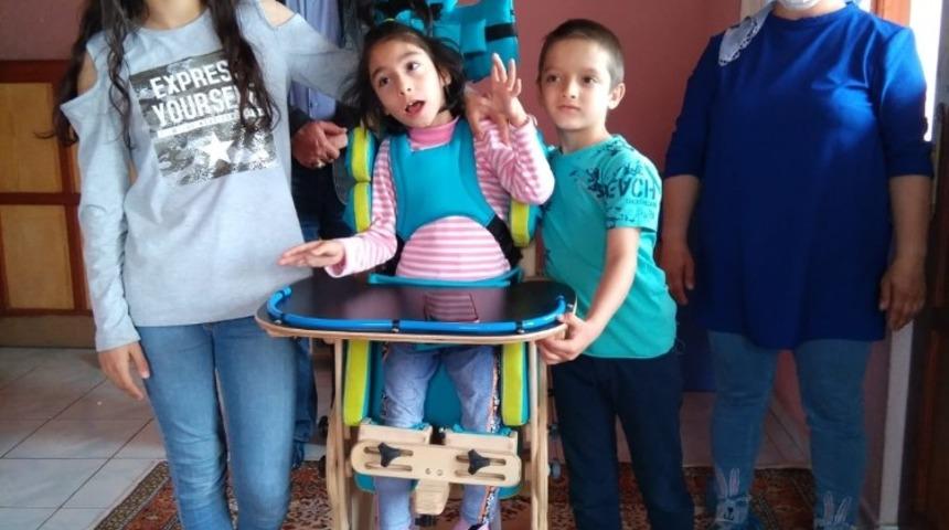 Serebral palsy hastası 9 yaşındaki &ccedil;ocuk artık oturabiliyor