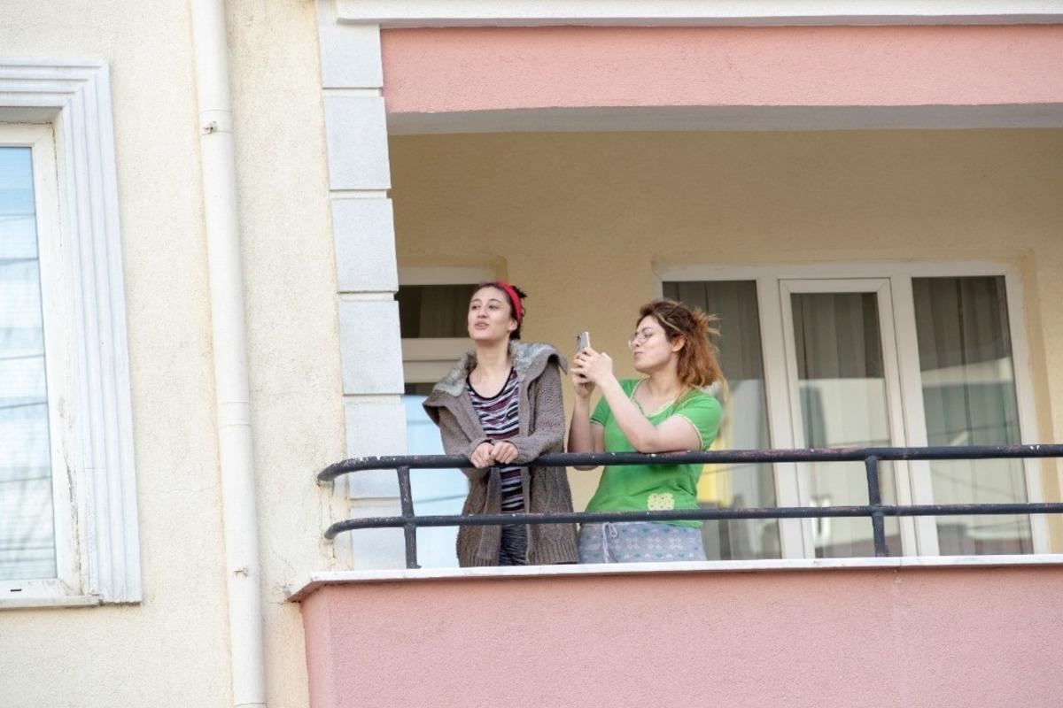 Van&rsquo;da &lsquo;evde kal&rsquo; &ccedil;ağrılarına uyanlar m&uuml;ziğin tadını &ccedil;ıkardı