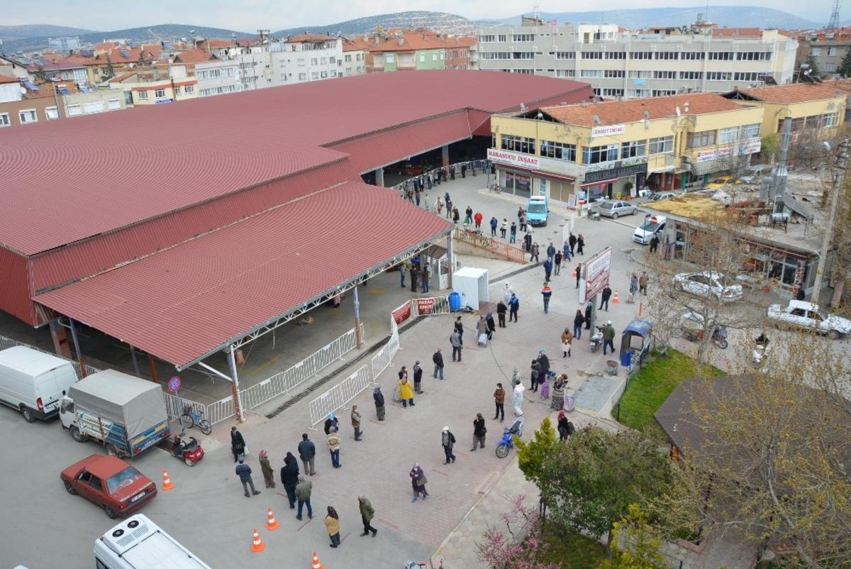 Antalya&rsquo;da semt pazarında 1 kilometrelik kuyruk