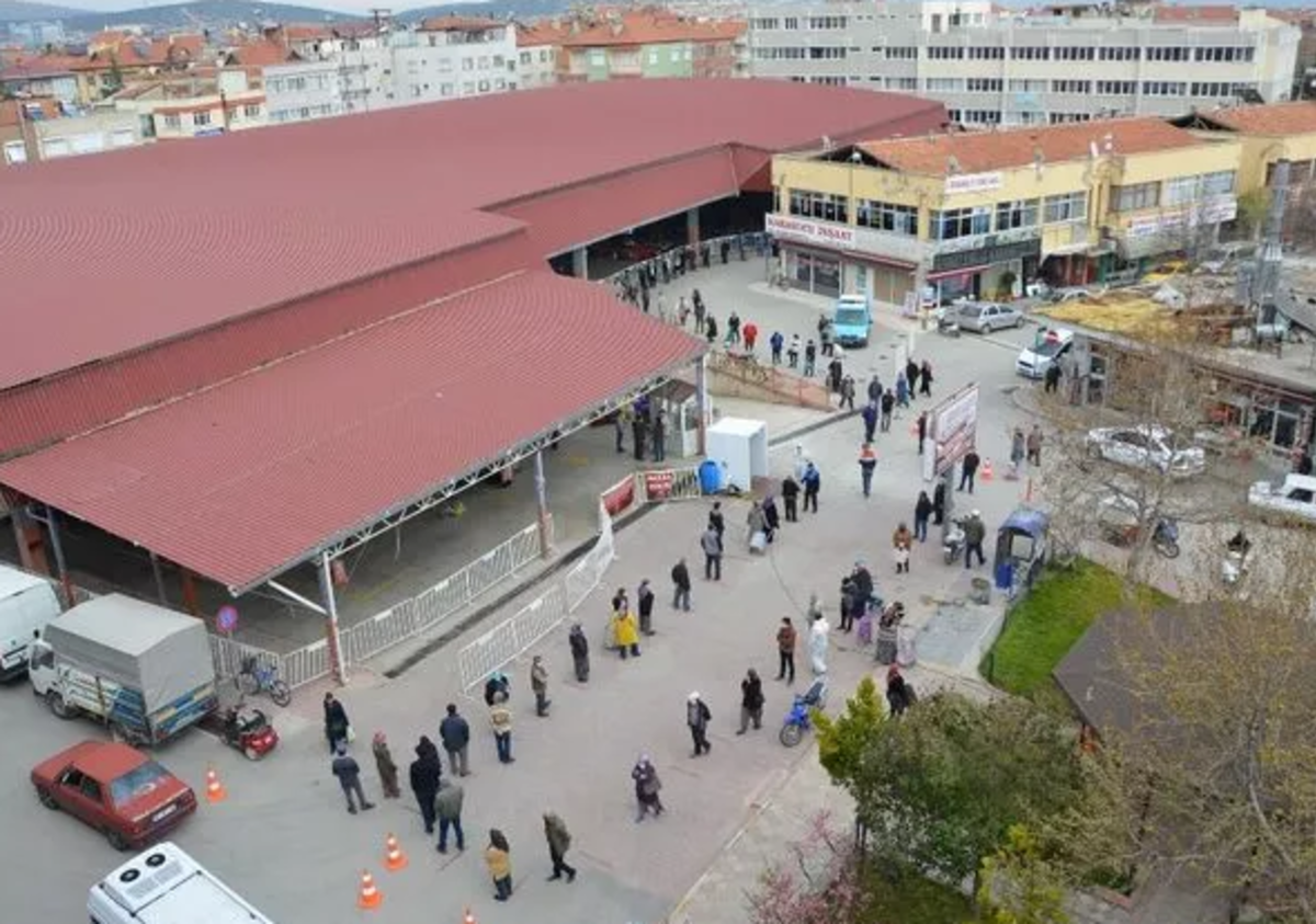 1 kilometrelik kuyruk! Tek tek kontrol ettiler 