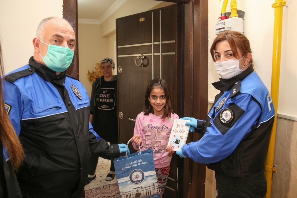 Polisin kitap jestine &ouml;ğrenciden şiirli teşekk&uuml;r