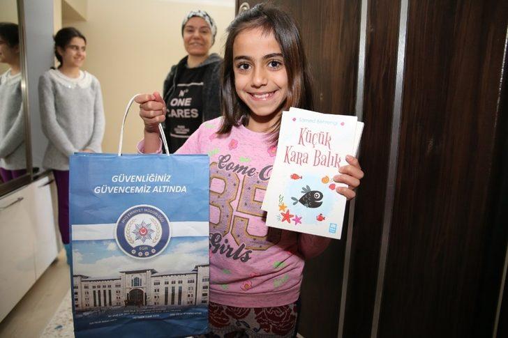 Polisin kitap jestine öğrenciden şiirli teşekkür G2