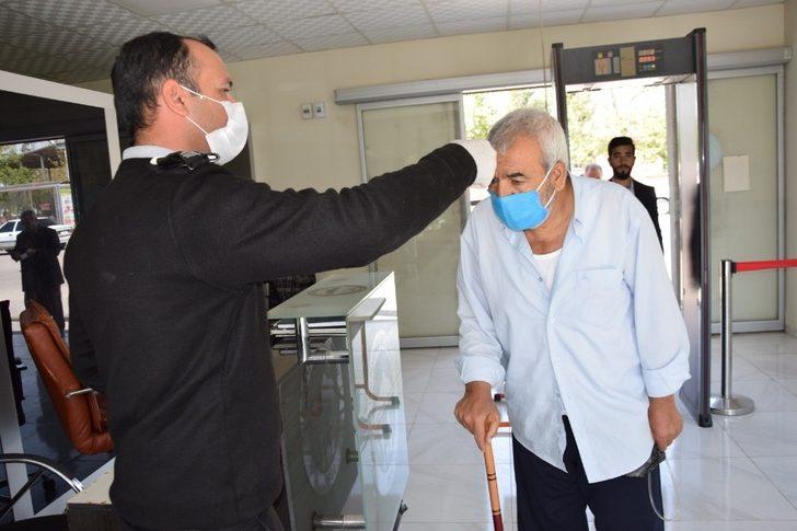 Belediyeye gelenlerin ateşi ölçülüyor G1