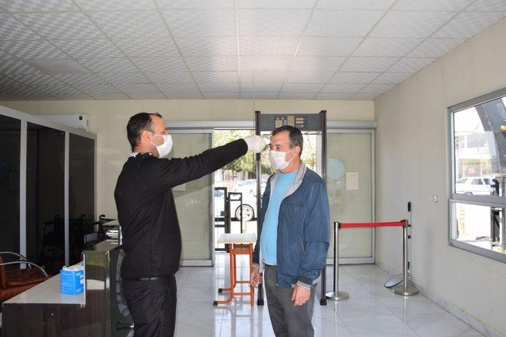 Belediyeye gelenlerin ateşi ölçülüyor G2