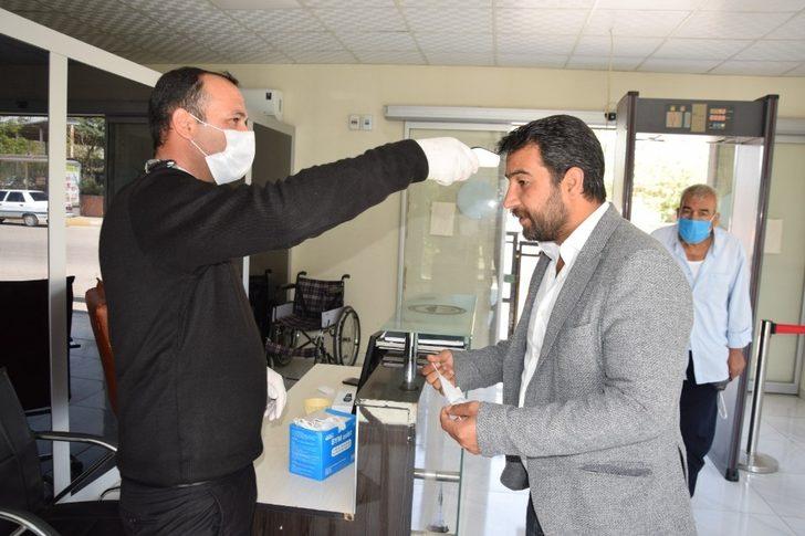 Belediyeye gelenlerin ateşi ölçülüyor G3