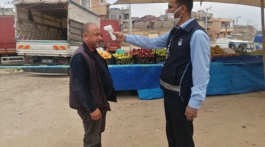 Eyyübiye’de semt pazarlarında esnaf ve vatandaşların ateşleri ölçülüyor