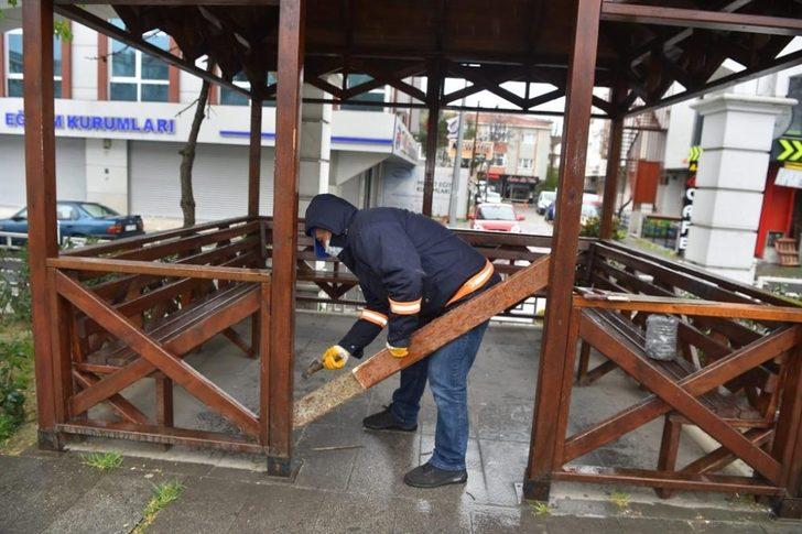 Vatandaş uyarıyı dinlemedi, belediye ekipleri bankları tek tek söktü G1