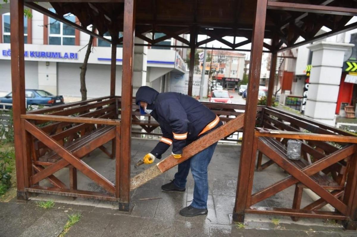 Vatandaş uyarıyı dinlemedi, belediye ekipleri bankları tek tek s&ouml;kt&uuml;