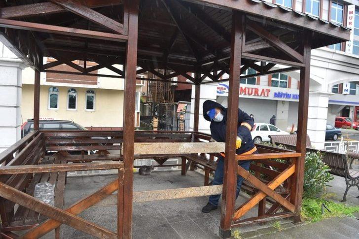 Vatandaş uyarıyı dinlemedi, belediye ekipleri bankları tek tek söktü G2