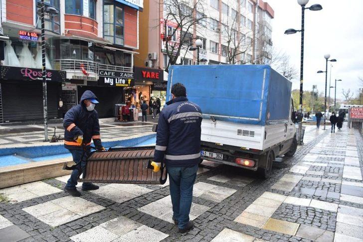 Vatandaş uyarıyı dinlemedi, belediye ekipleri bankları tek tek söktü G4